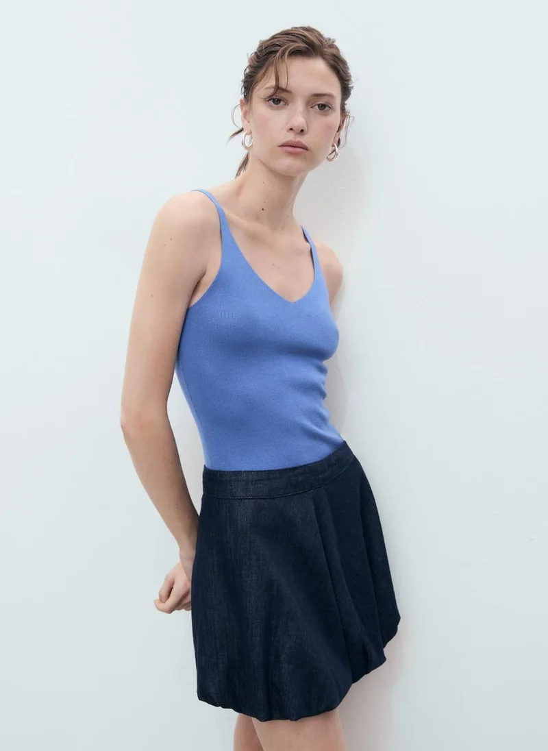 مانجو بلوزة محبوكة بياقة على شكل حرف